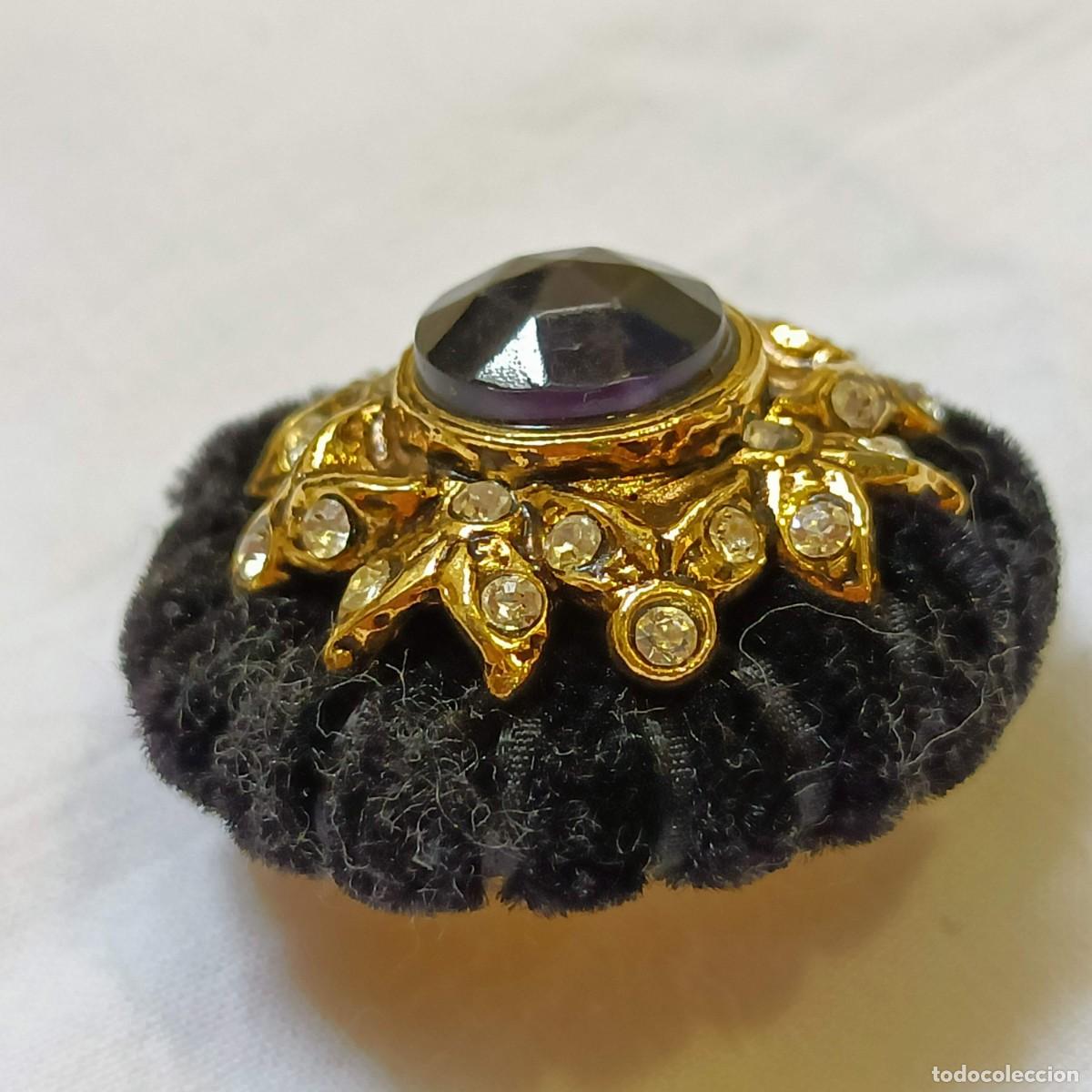 Vintage: Bot&oacute;n artesanal, pasamaner&iacute;a, negro, dorado. Cristales plateados y negro, de pie. 3,0 cm.