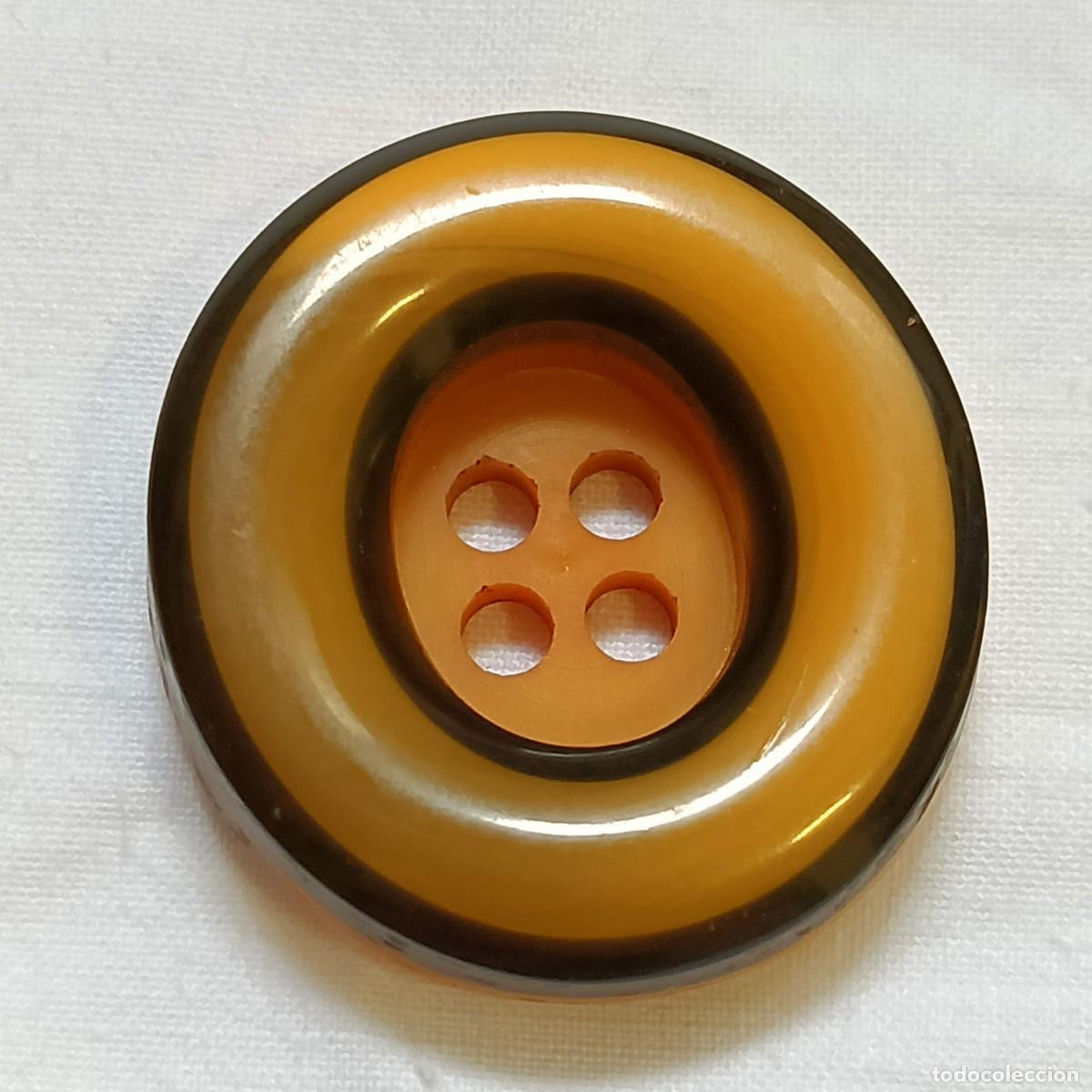 Vintage: Robusto bot&oacute;n, ovalado, de resina, amarillo y negro. Cuatro agujeros. 3,3 cm.