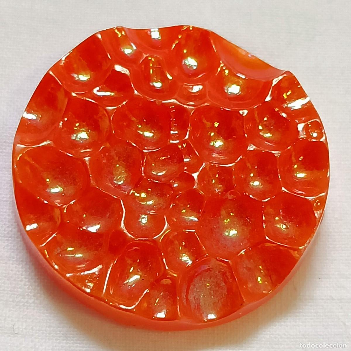 Vintage: Iridiscente bot&oacute;n de resina naranja. Tallado. De pie. 3,2 cm.