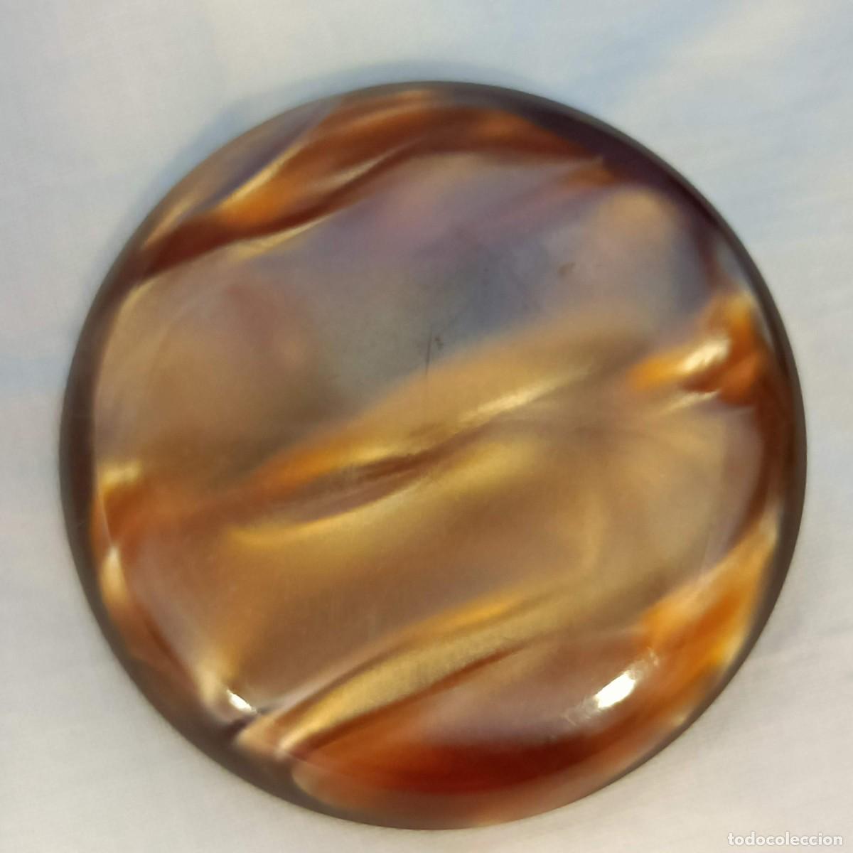 Vintage: Grande y brillante bot&oacute;n de resina marr&oacute;n dorado. Pie de metal. 4,4 cm.