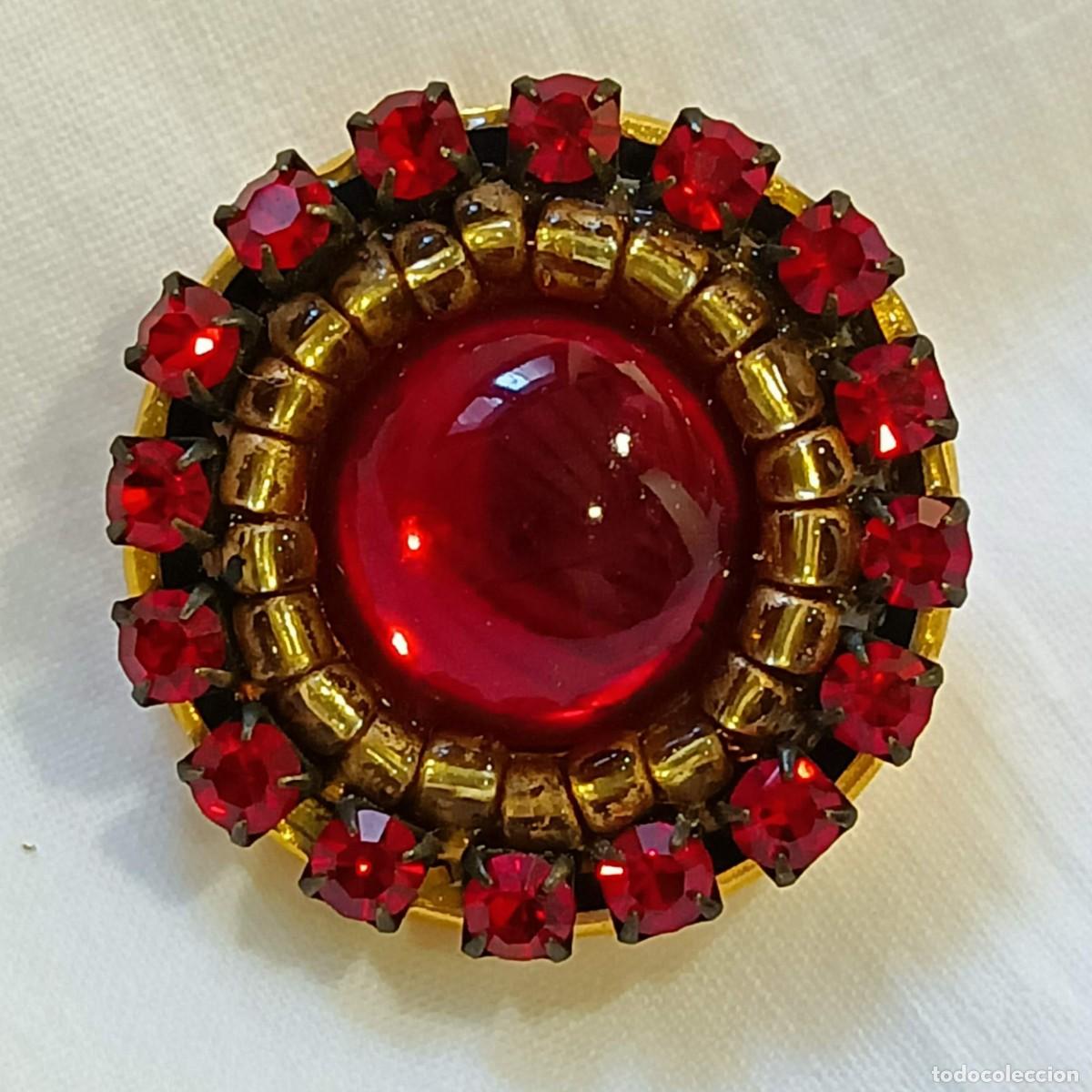 Vintage: Llamativo bot&oacute;n artesanal, metal dorado, cristales rojos y cuentas doradas. De pie. 2,7 cm.
