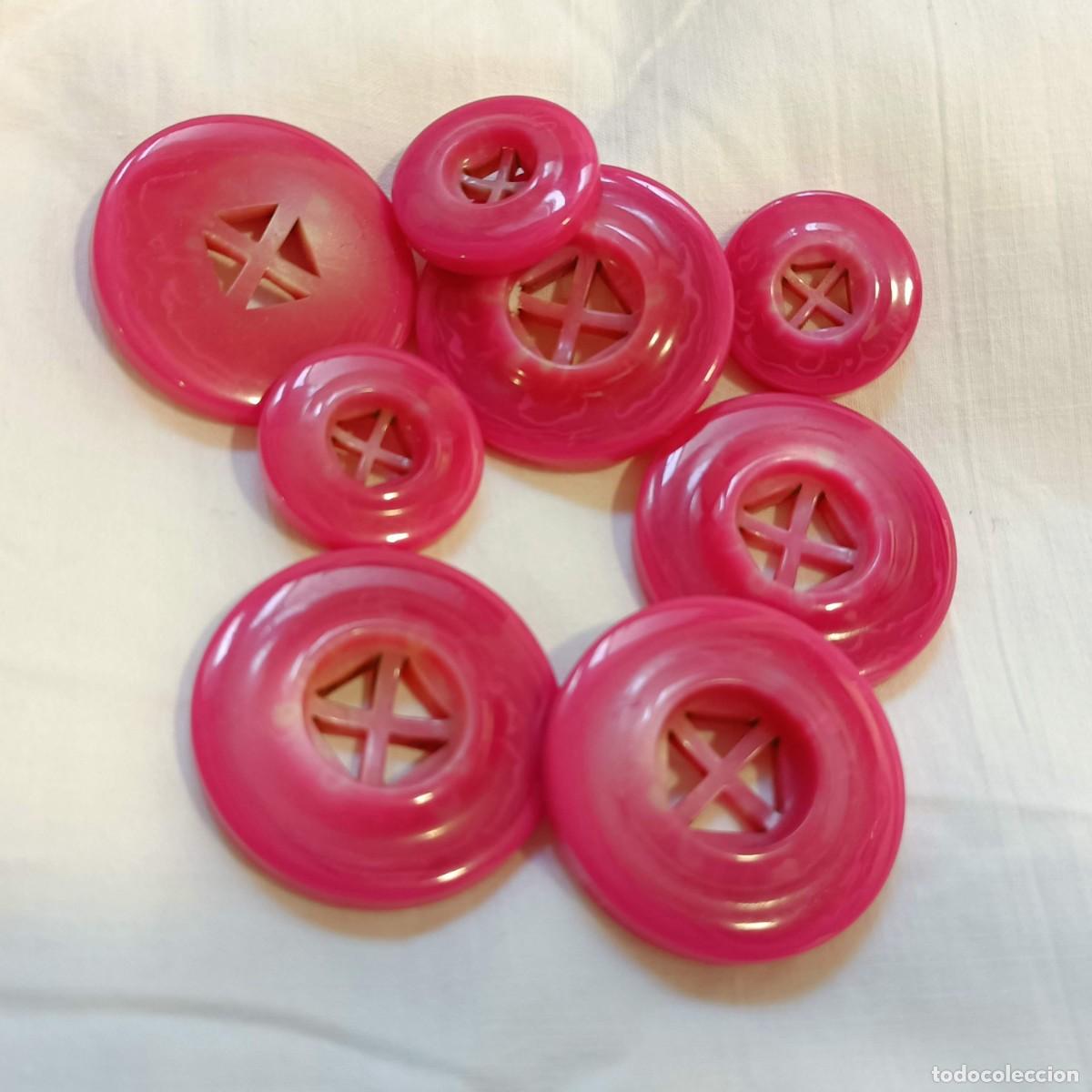 Vintage: 8 botones de resina, color rosa y blanco, veteados. Cuatro agujeros. 3,8 y 2,5 cm.