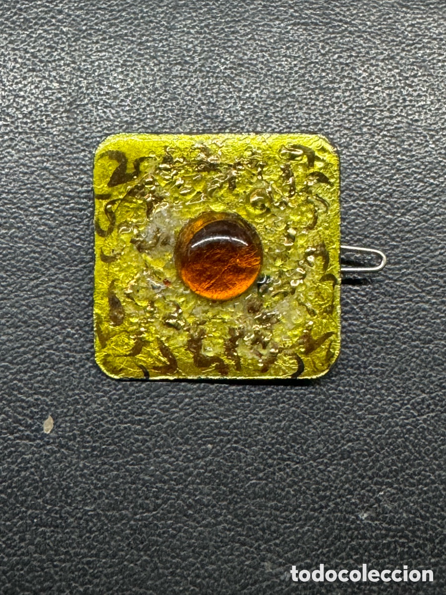 Vintage: Broche cuadrado amarillo con cabuj&oacute;n &aacute;mbar. Vintage a&ntilde;os 60s. Base cobre esmalte 3,5 x3,5
