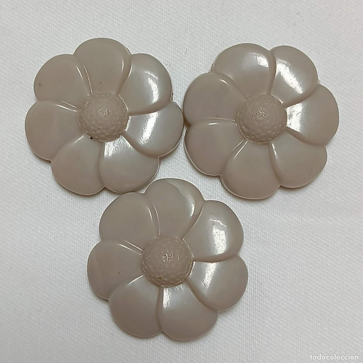 Vintage: 3 botones de resina, gris, dise&ntilde;o y forma de flor. De pie. 3,3 cm.