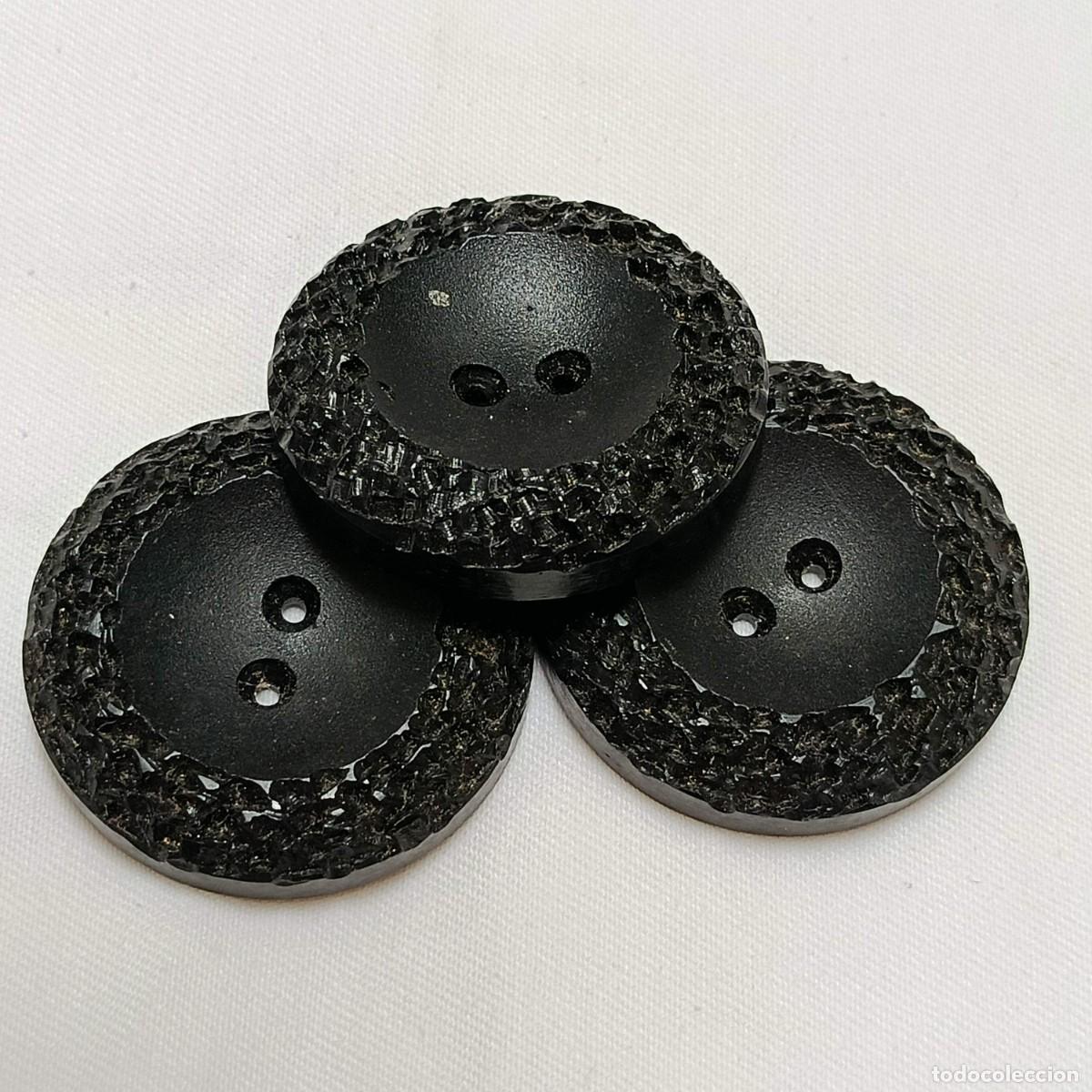 Vintage: 3 botones de galalita, color negro, tallados. 2 agujeros. 4,0 cm.