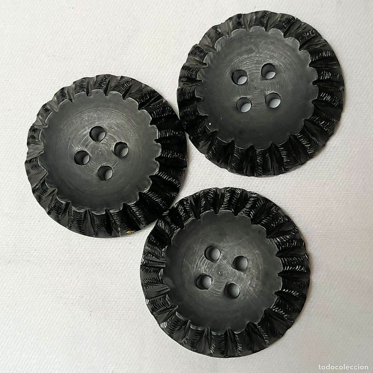 Vintage: 3 botones de galalita, color negro, bordes tallados. 4 agujeros. 4,0 cm.