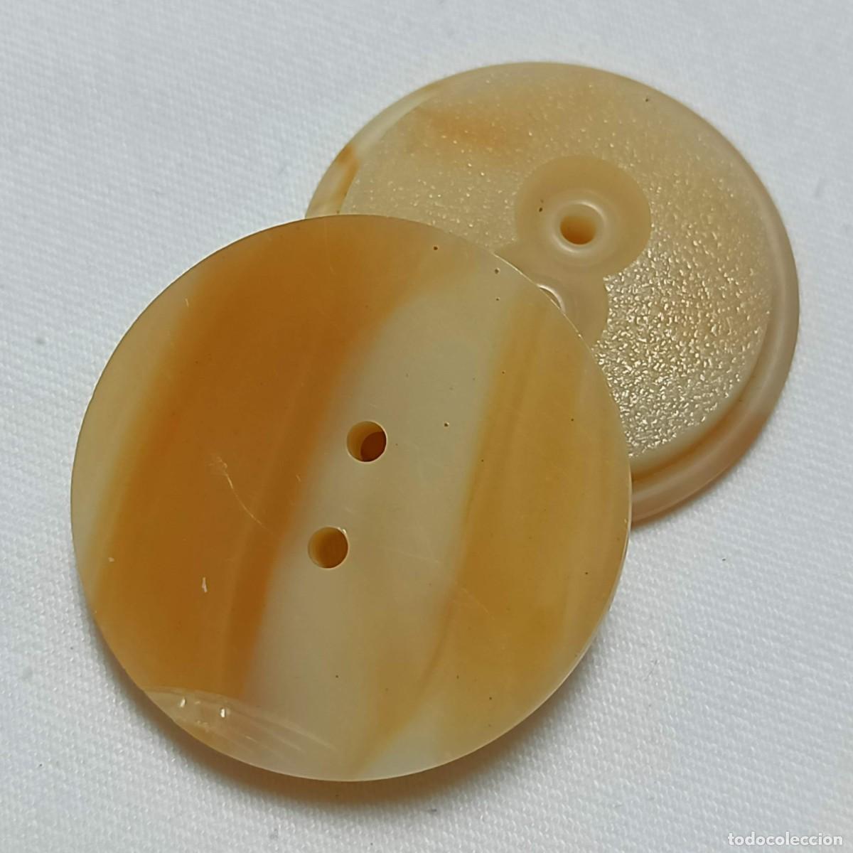 Vintage: 2 discretos botones de resina transl&uacute;cida, crema, veteados en caramelo. Dos agujeros 3,7 cm.