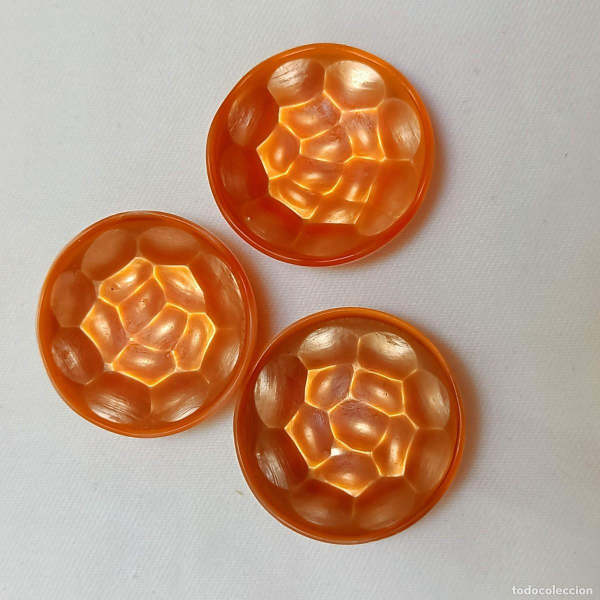 Vintage: 3 botones a&ntilde;os 1950/60, nacarados, brillantes, naranja, v&aacute;stago de t&uacute;nel. 3,4 cm.