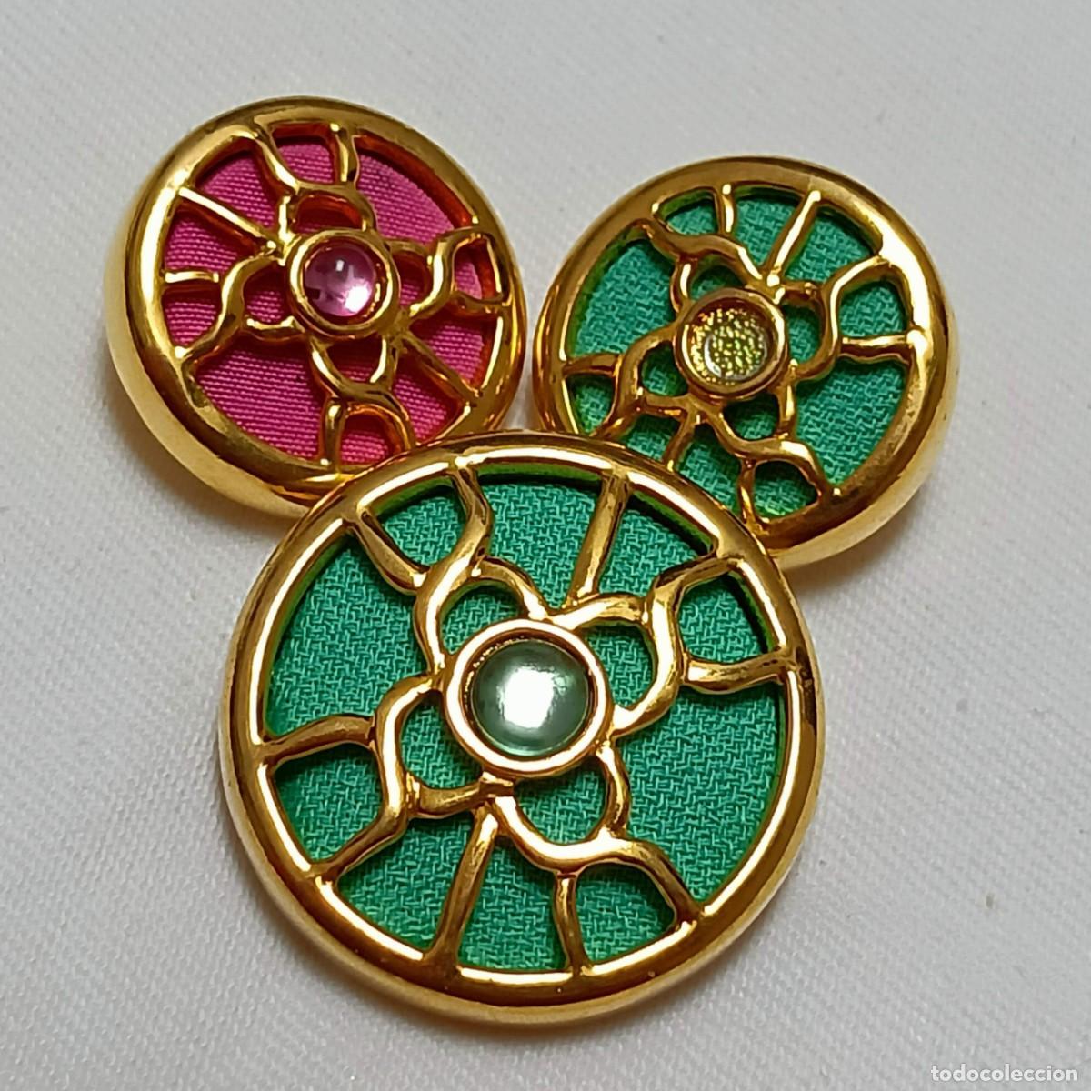 Vintage: 3 botones artesanales, metal dorado, tela y cristales (verde y rosa). De pie. 3,0 y 2,3 cm.