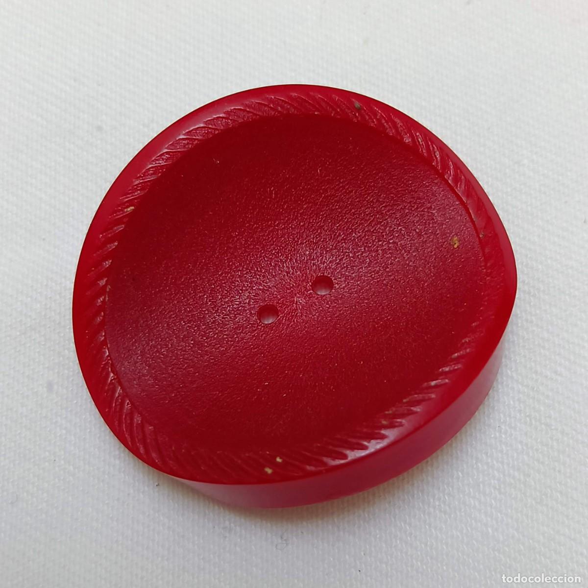 Vintage: Bot&oacute;n vintage, resina (galalita&iquest;?), rojo cereza, borde irregular. Dos agujeros. 3,7 cm.