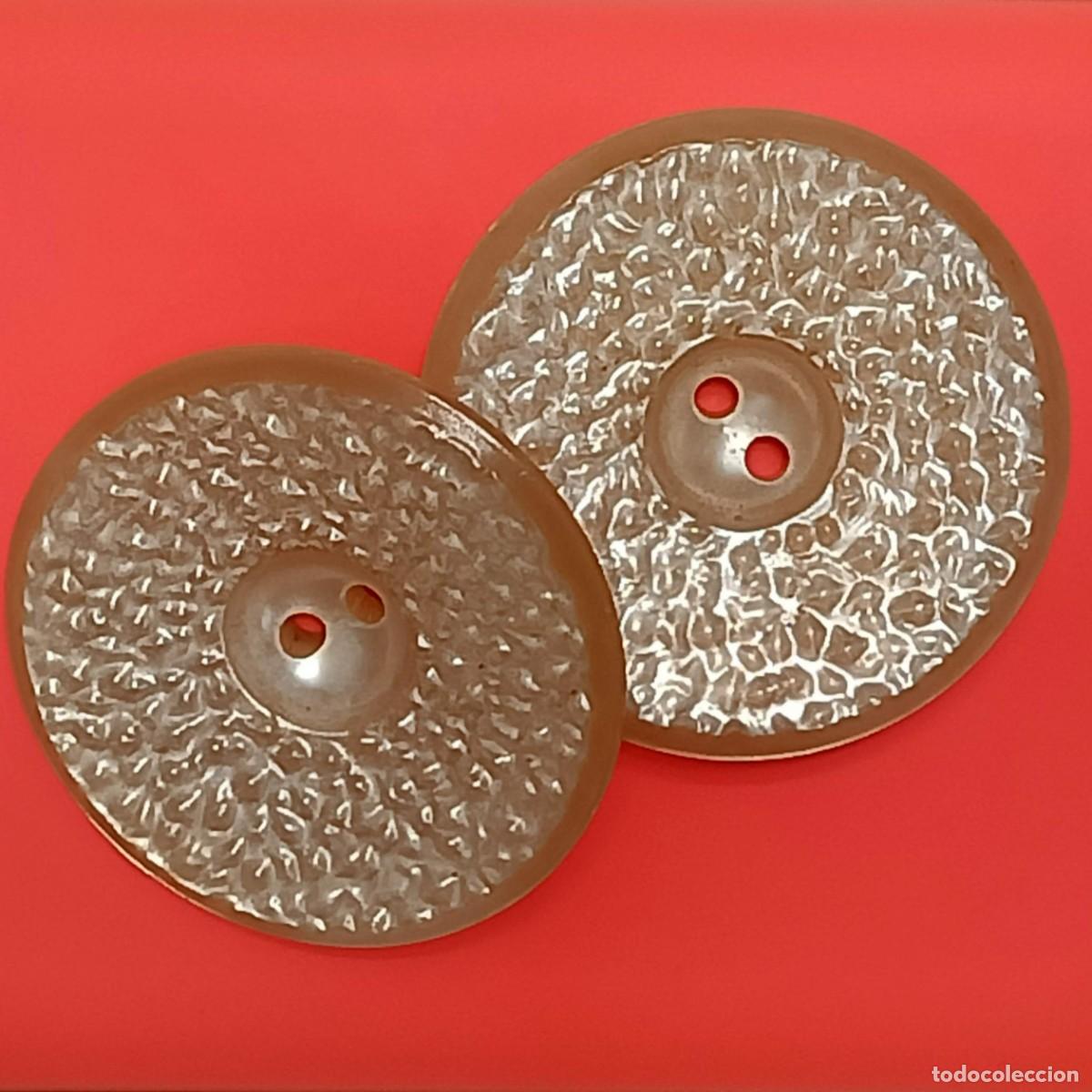 Vintage: 2 grandes botones, de resina nacarada, color crema. Dos agujeros. 4,4 cm.