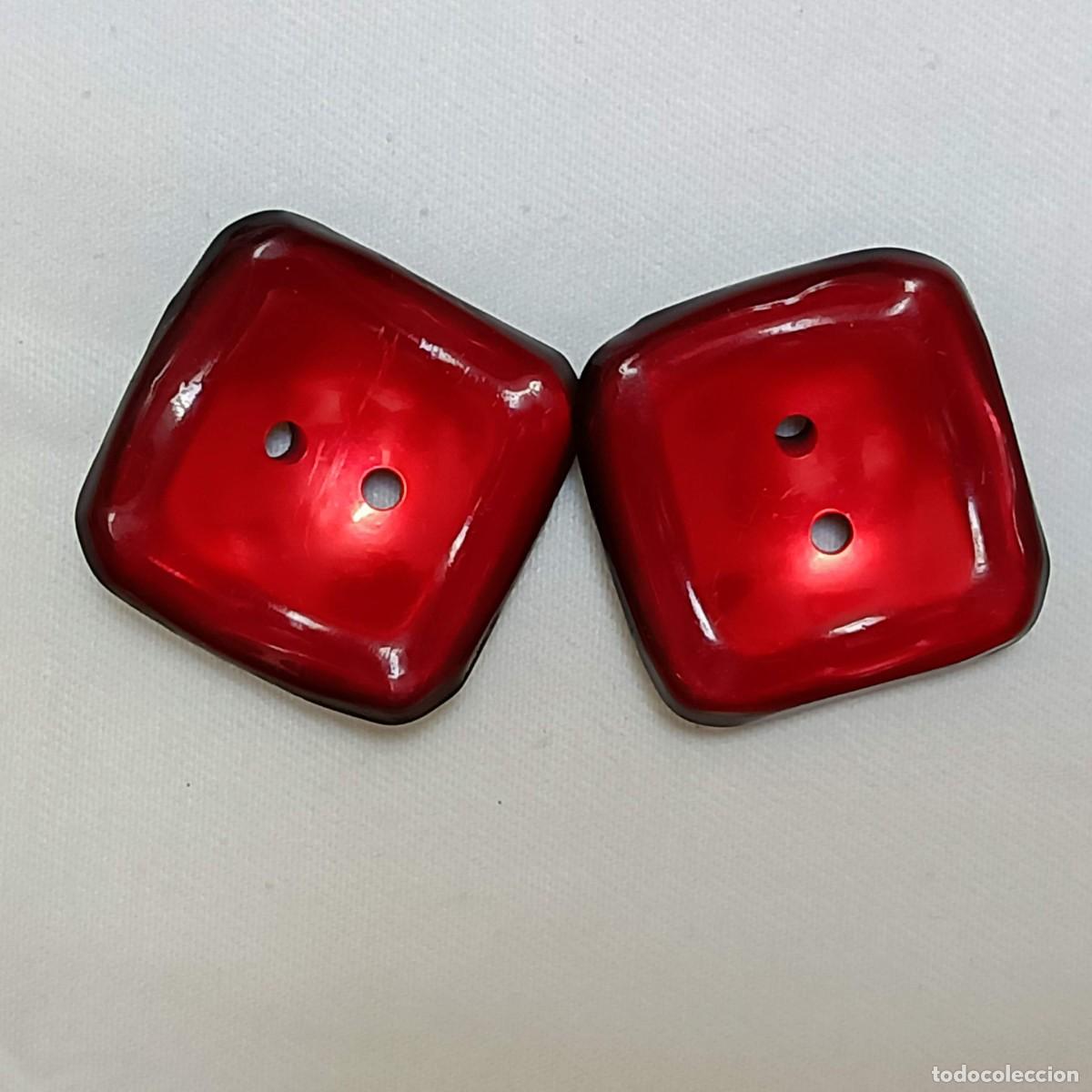 Vintage: 2 botones cuadrados, resina nacarada roja, bordes negros, dos agujeros. 3,0 cm.