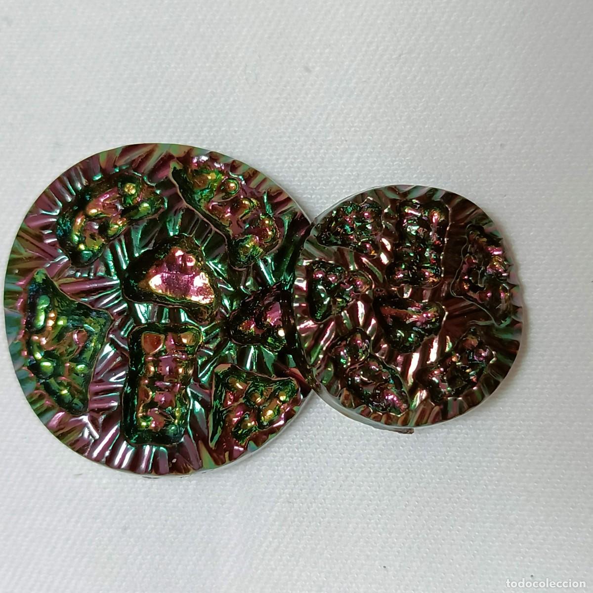 Vintage: 2 botones de resina negra, p&aacute;tina iridiscente, de pie. 3,2 y 2,2 cm.