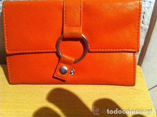 Vintage: cartera de mujer naranja-piel sintetica-cierre con argolla metalica-Accesorio de moda vintage