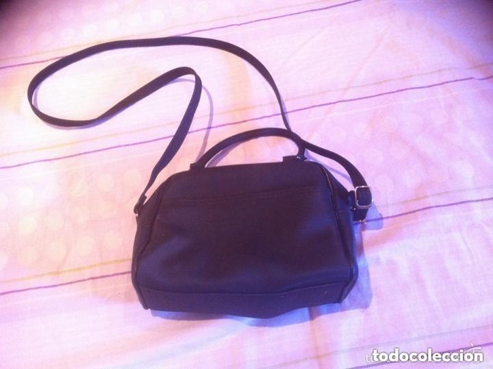 Vintage: bolso-de-hombro-negro-pequeno-anos-2000-estilo urbano y funcional-t&iacute;pico de la moda casual
