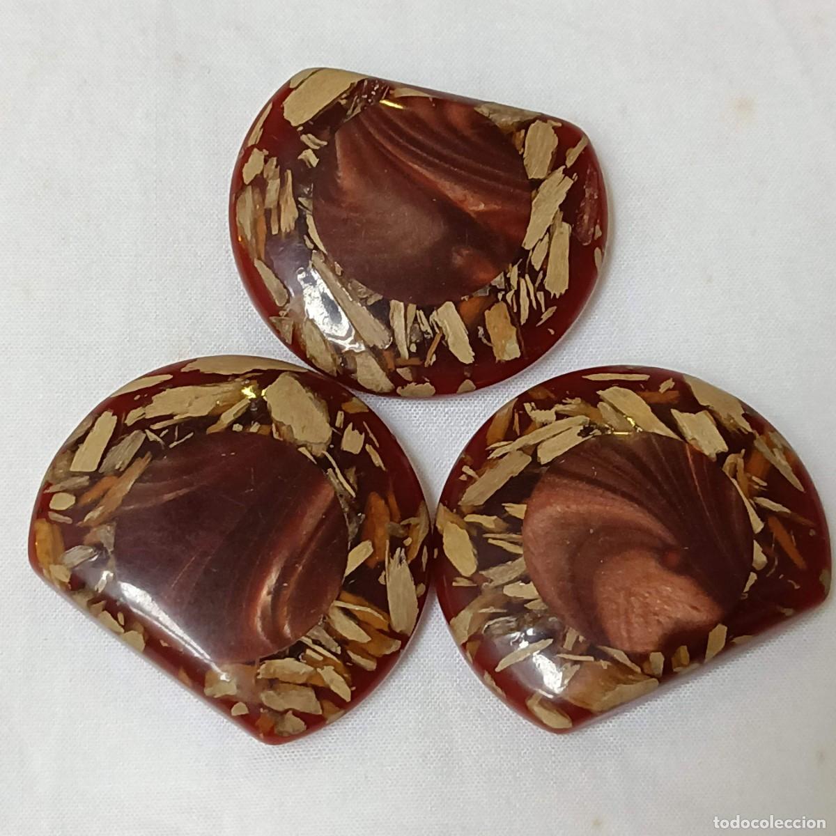 Vintage: 3 botones semicirculares, color teja, lucite, incrustaciones cereales. 3,4 x 2,8 cm.