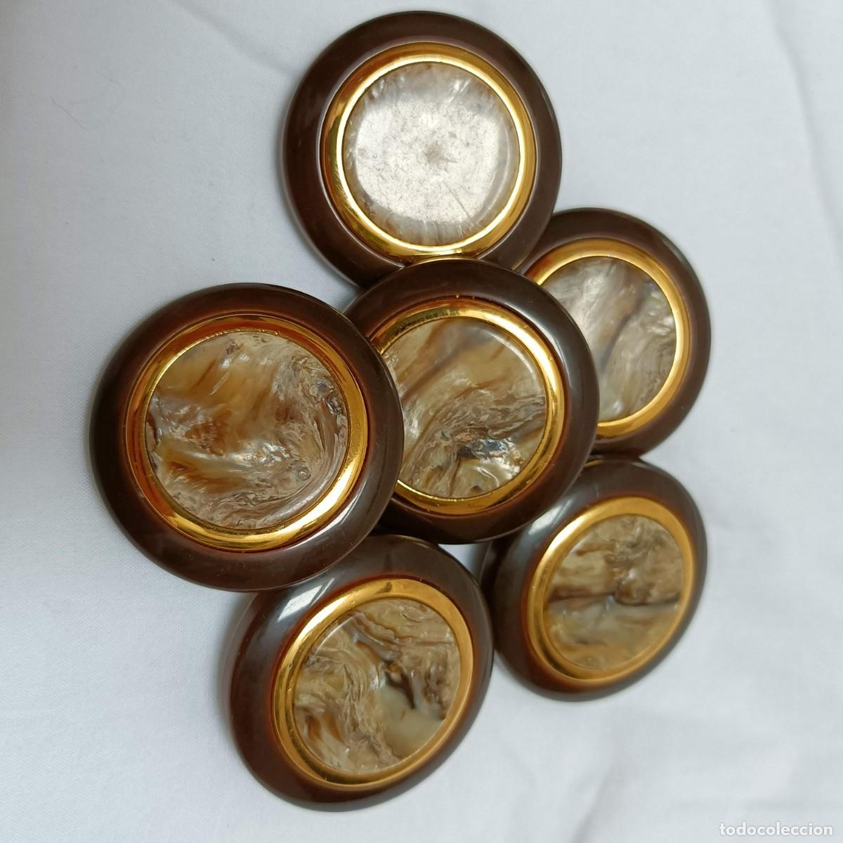 Vintage: 6 grandes botones, resina marr&oacute;n, beige veteada y dorado. V&aacute;stago de t&uacute;nel. 4,3 cm.