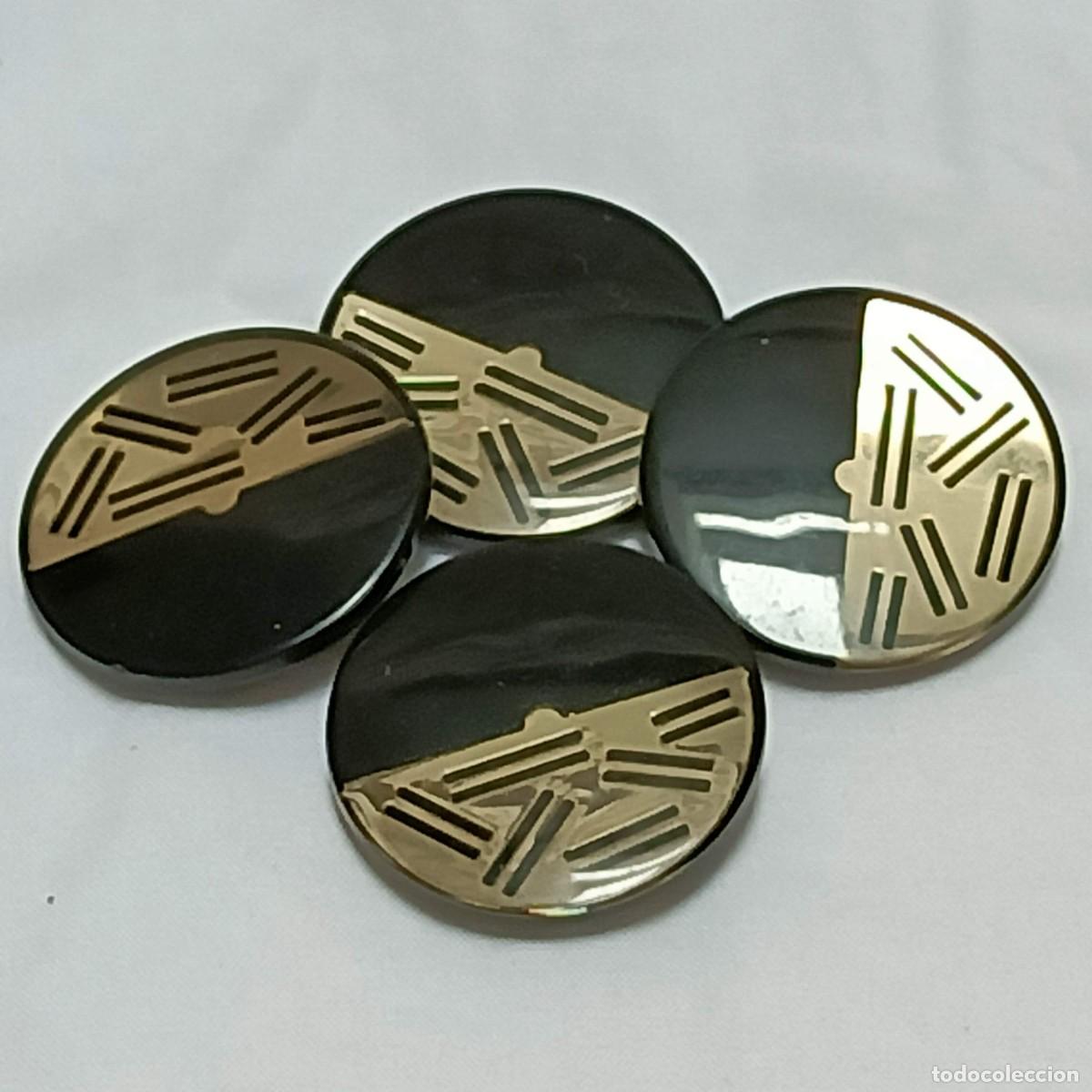 Vintage: 4 botones resina negra, transparente y pieza de metal plateado. V&aacute;stago de t&uacute;nel. 3,2 cm.