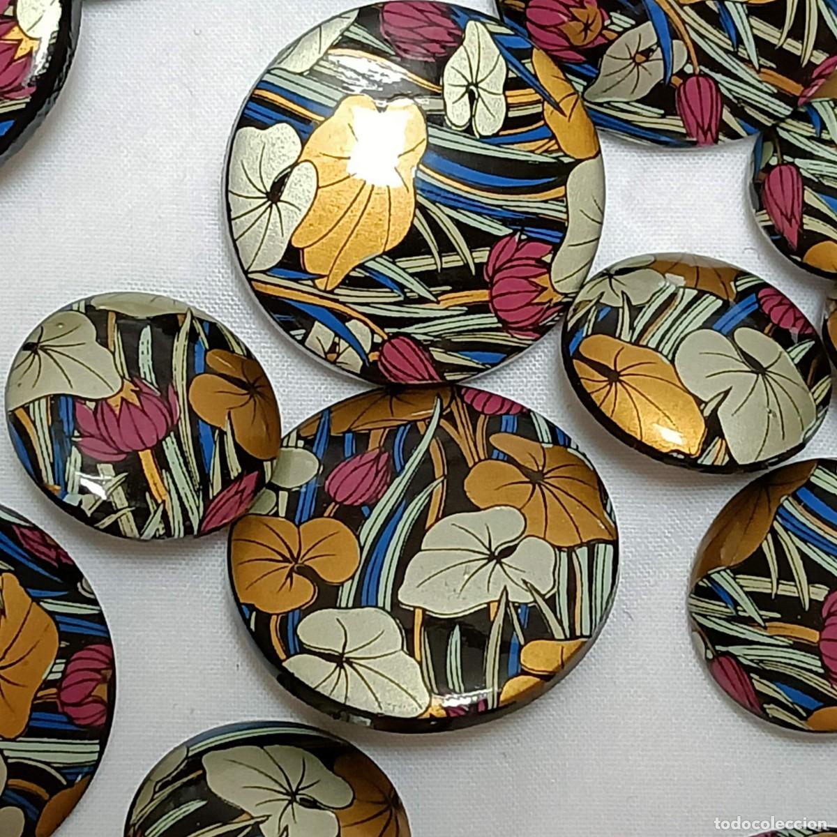 Vintage: 24 botones estampados con motivos vegetales en azul, plateado, dorado y granate. 2,9 y 2,3 cm.
