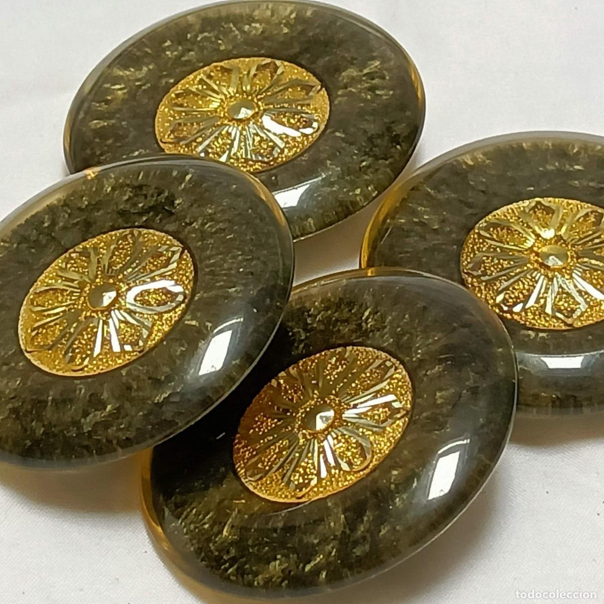 Vintage: 4 botones en resina gris plateada, veteada, lucite amarillo e incrustaci&oacute;n en dorado. 4,8 cm.