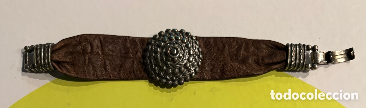 Vintage: A008- Pulsera vintage de cuero marr&oacute;n con Roset&oacute;n met&aacute;lico y cierre met&aacute;lico labrado.