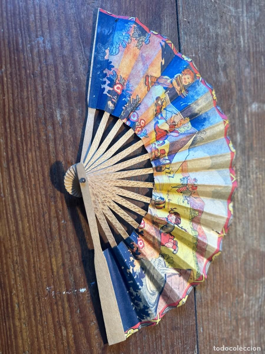 Vintage: Abanico plegable de madera y papel ilustrado vintage