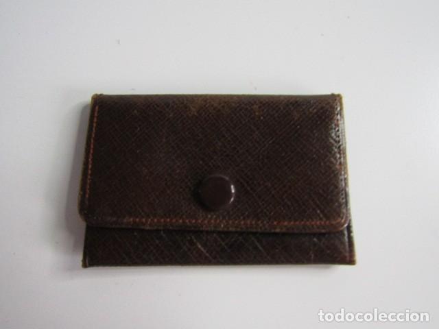 Vintage: ANTIGUO PEQUE&Ntilde;O MONEDERO TARJETERO DE PIEL MARR&Oacute;N VINTAGE. MINIATURA DE BOLSILLO 8 CM. A&Ntilde;OS 70 / 80.