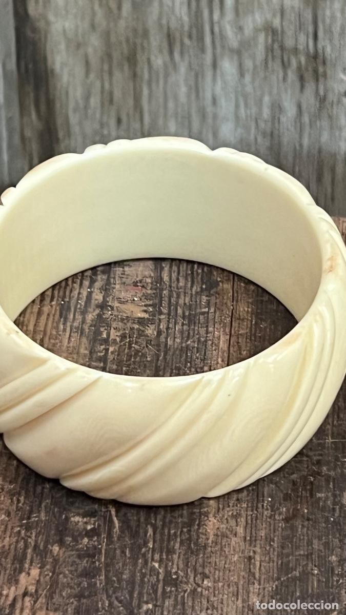 Vintage: Gruesa pulsera baquelita simil marfil mitad s XX 3,5x8cms
