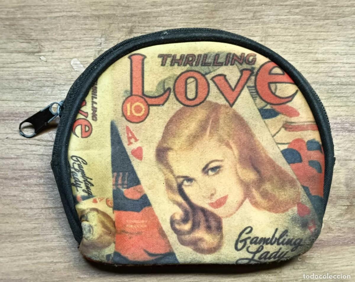 Vintage: MONEDERO REDONDO VINTAGE &ndash; ESTAMPADO &rdquo;THRILLING LOVE&rdquo; Y &rdquo;GAMBLING LADY&rdquo; &ndash; ILUSTRACI&Oacute;N RETRO- a&ntilde;os 90