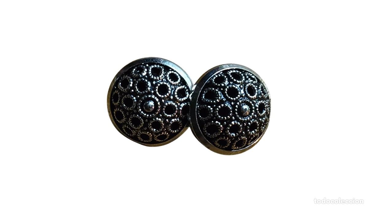 Vintage: LOTE 2 BOTONES VINTAGE DE PL&Aacute;STICO NEGRO CON RELIEVE DE C&Iacute;RCULOS TIPO FILIGRANA