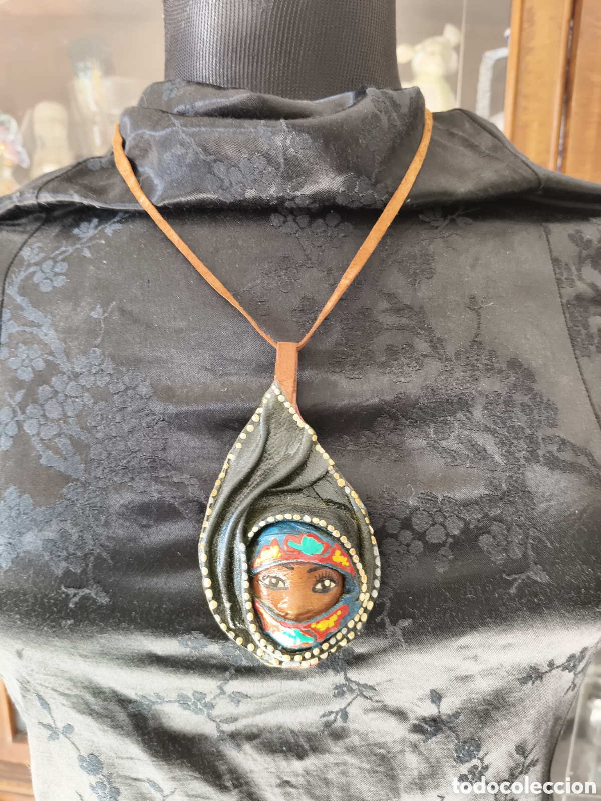 Vintage: Collar de piel de T&uacute;nez rostro de mujer mascara