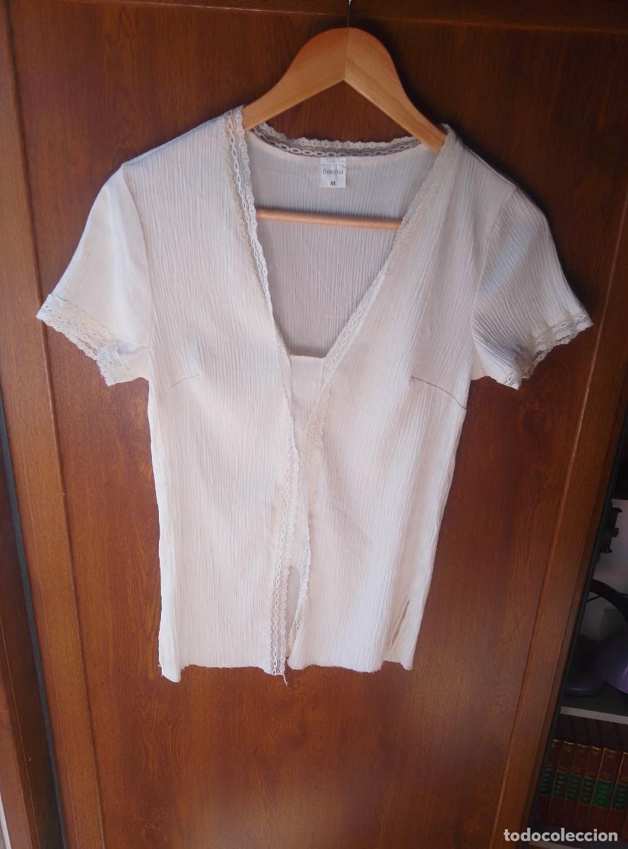 Vintage: Camiseta vintage en blanco roto con detalles de encaje. Donnaio. Talla S/M