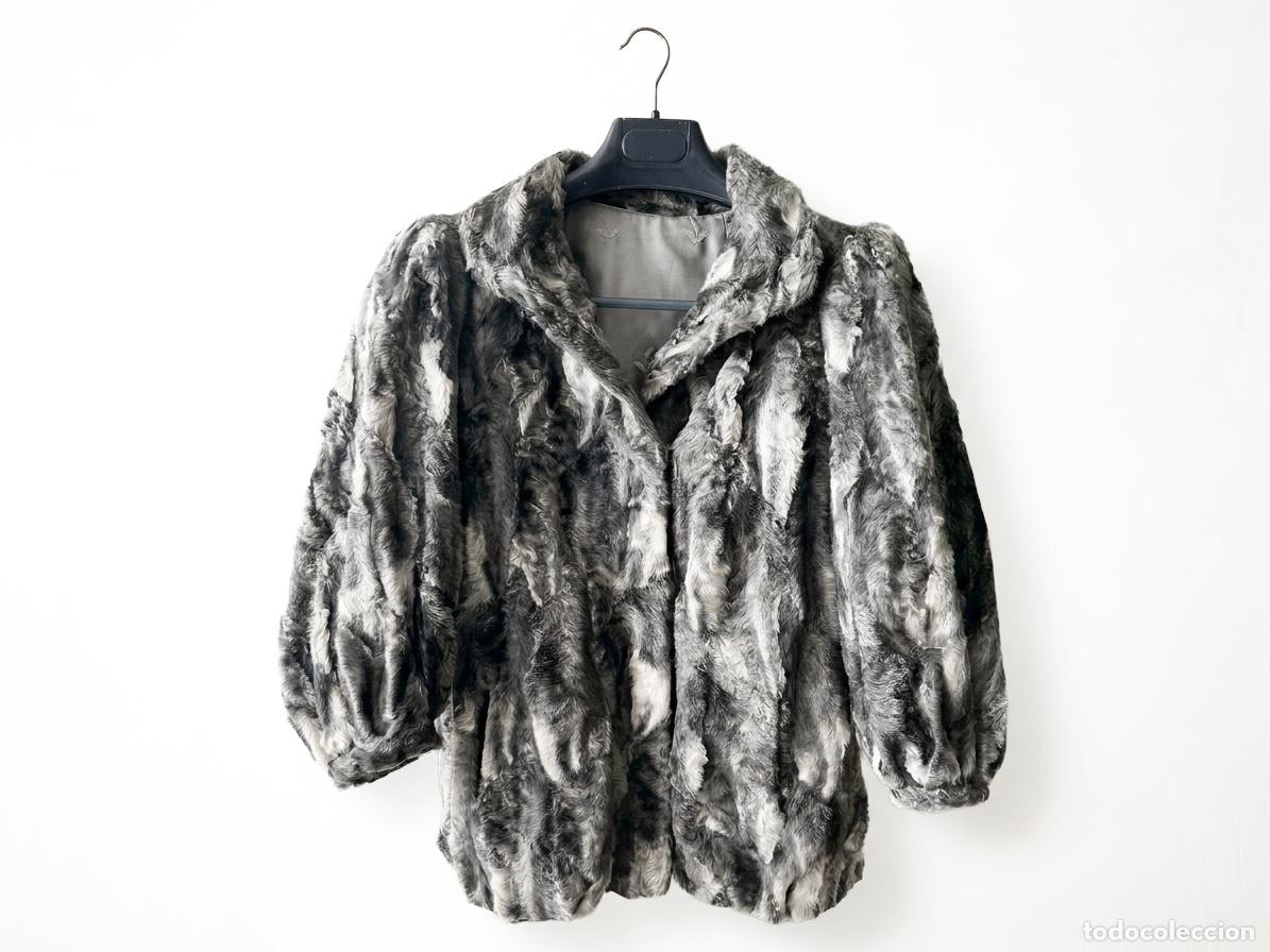 Vintage: Abrigo / Chaquet&oacute;n de Piel de Astrac&aacute;n Gris Plata con Forro Brodado &ndash; Peleter&iacute;a Odena Tarragona