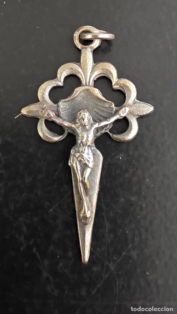 Vintage: Colgante vintage de Cristo crucificado sobre cruz de Santiago calada, metal plateado &ndash; 4 cm