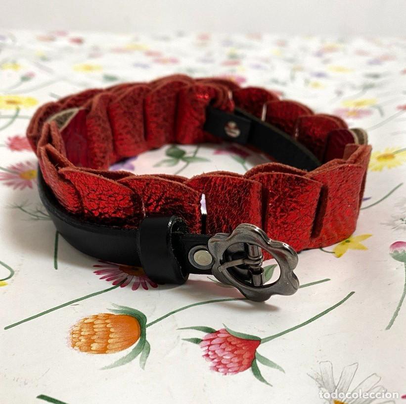 Vintage: Cintur&oacute;n vintage de piel y eslabones de tejido rojo - Hebilla de flor - Talla XS/S (69-73 cm)