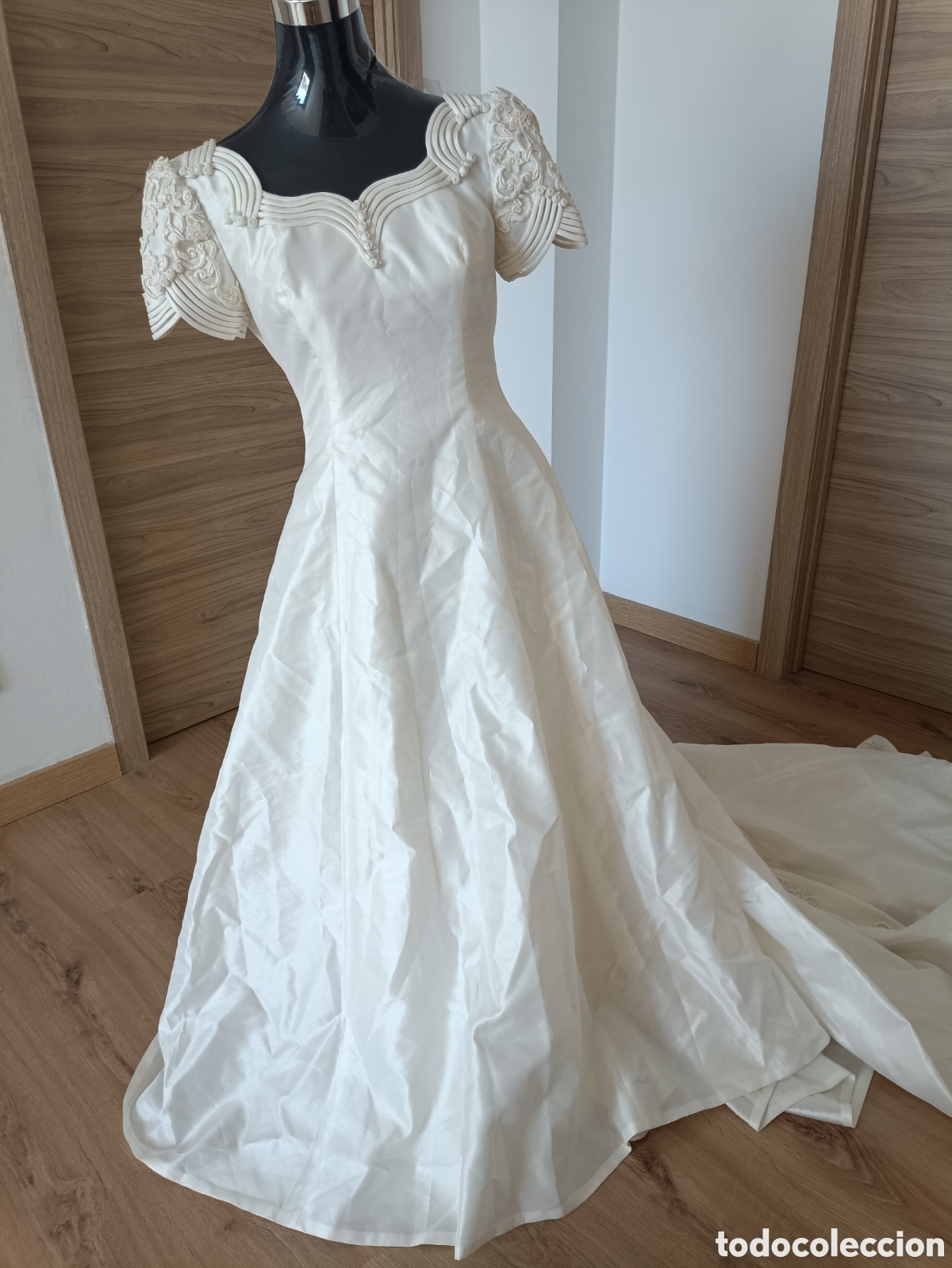 Vintage: Espectacular vestido de novia vintage con gran cola y detalles bordados (A&ntilde;os 80 / 90)