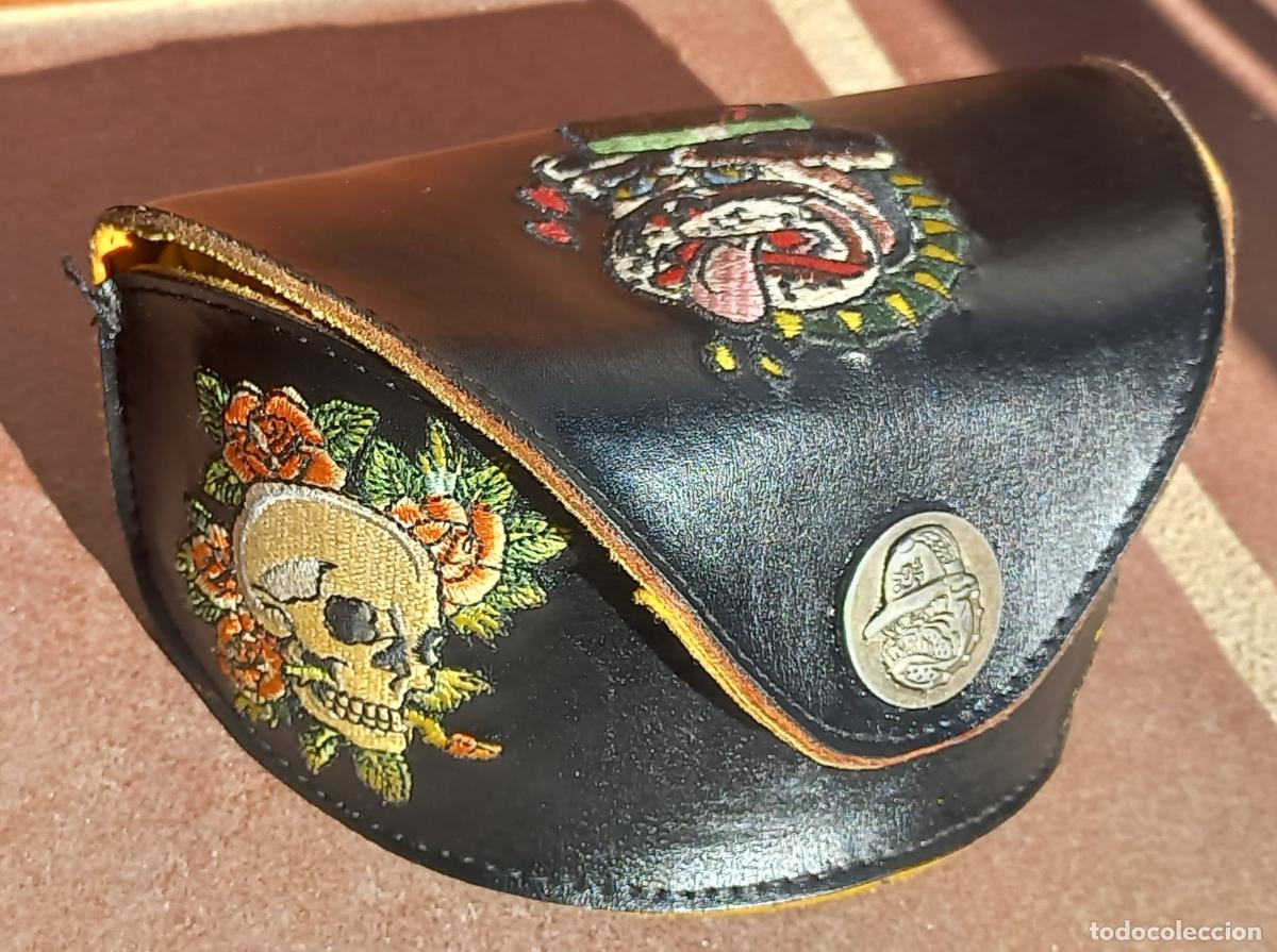 Vintage: Estuche r&iacute;gido para gafas de sol de la marca Ed Hardy. Con motivos bordados calavera, rosas, perro