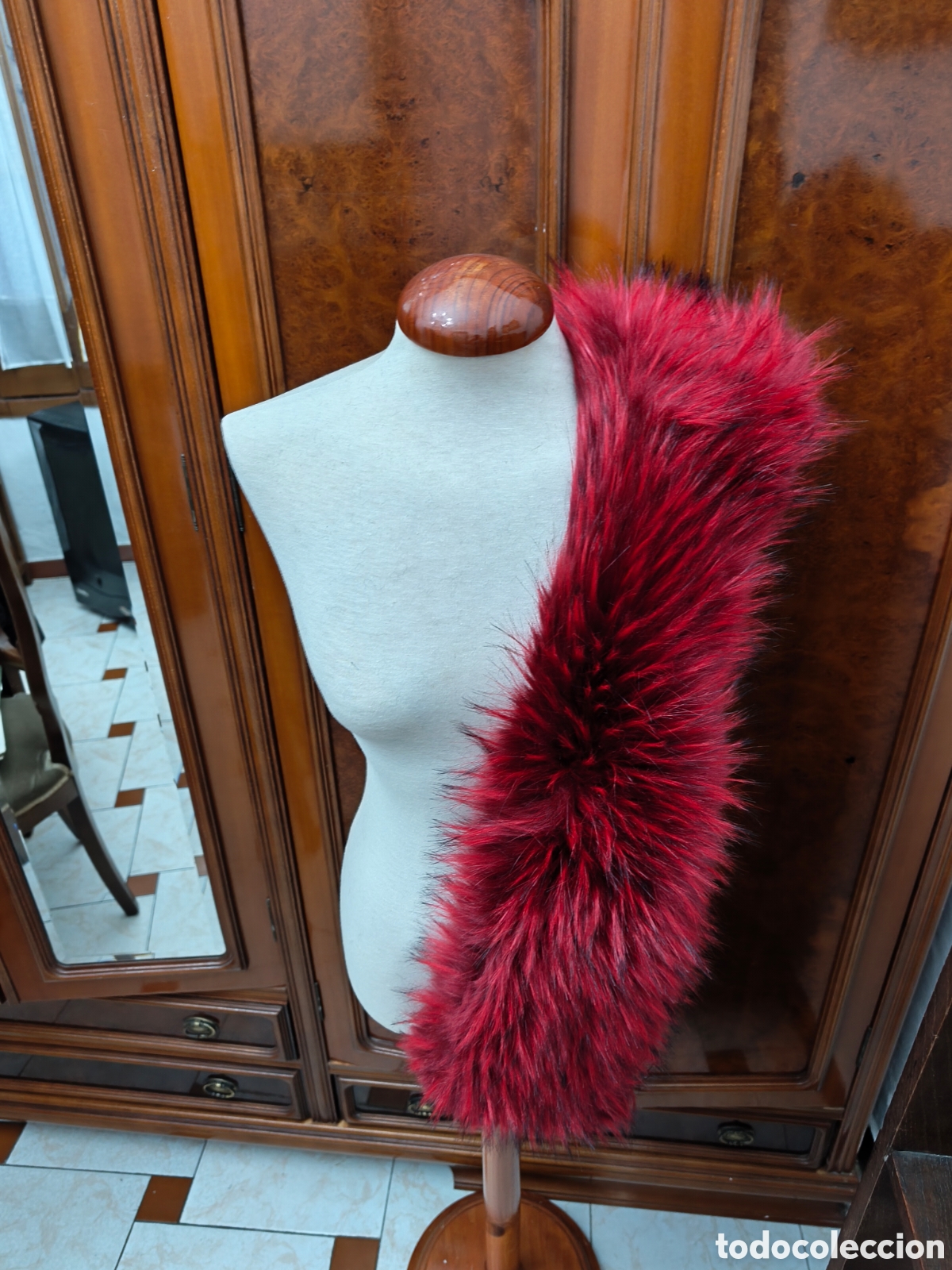 Vintage: Estola o cuello muy ancho en piel sint&eacute;tica en rojo y chispas negras.