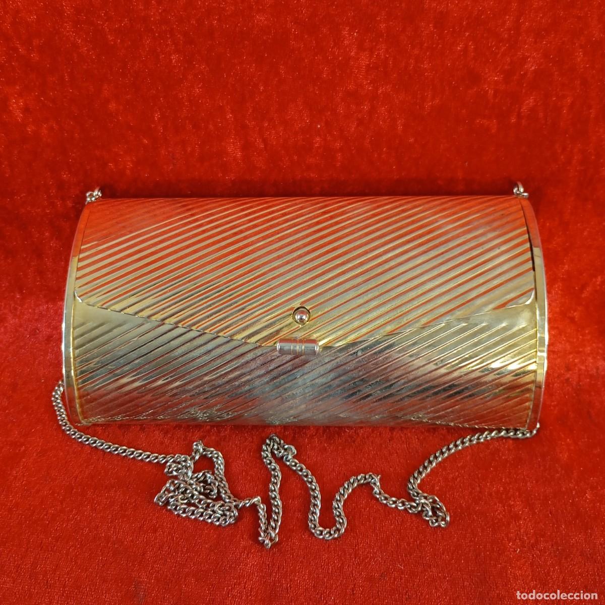 Vintage: BOLSO DE MANO VINTAGE - TIPO CLUTCH - ACABADO MET&Aacute;LICO ESTRIADO - 1970'S - 9,5 CM X 18 CM