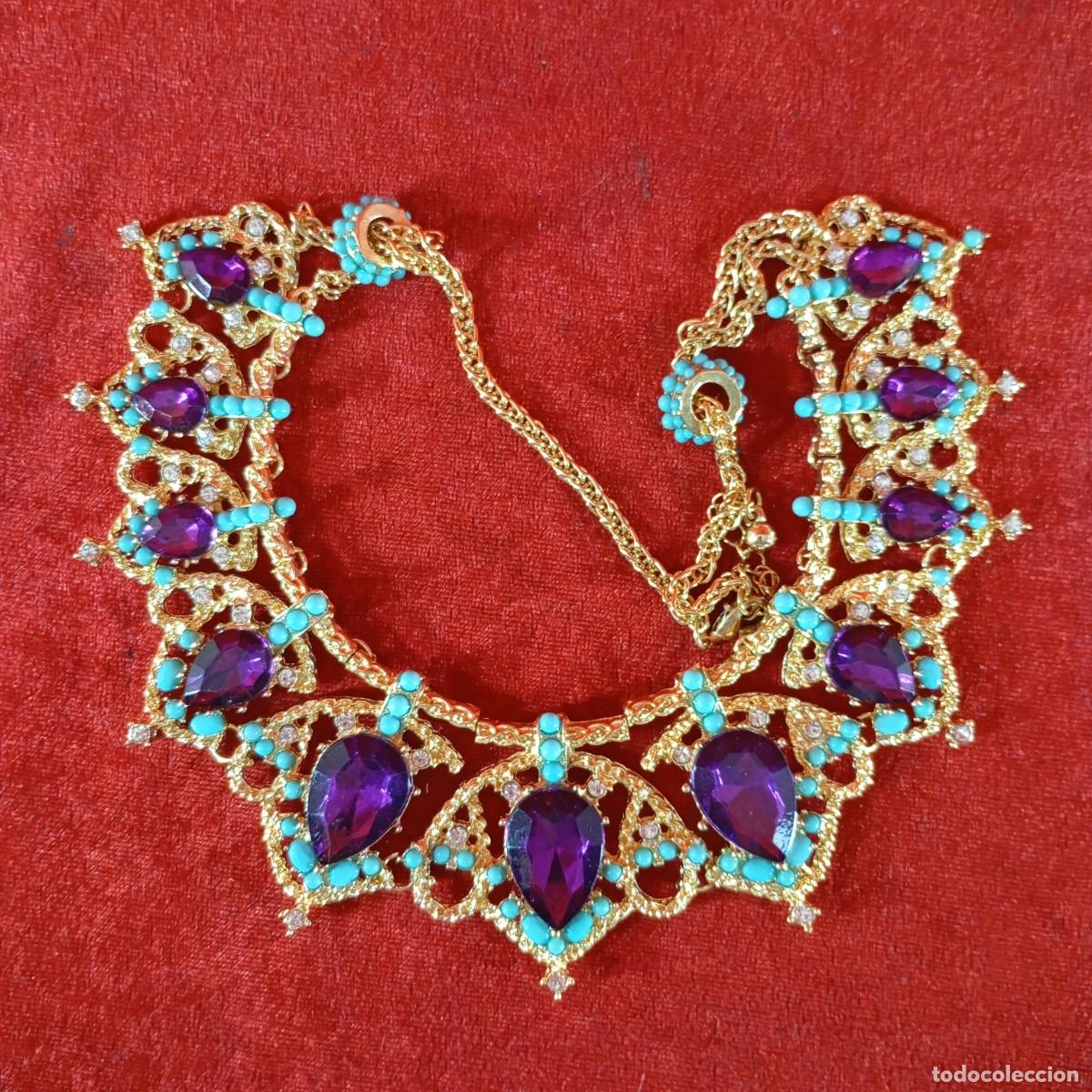 Vintage: COLLAR VINTAGE - ESTILO IMPERIAL - CRISTALES MORADOS EN CORTE LAGRIMA - COLOR ORO METALICO - 21