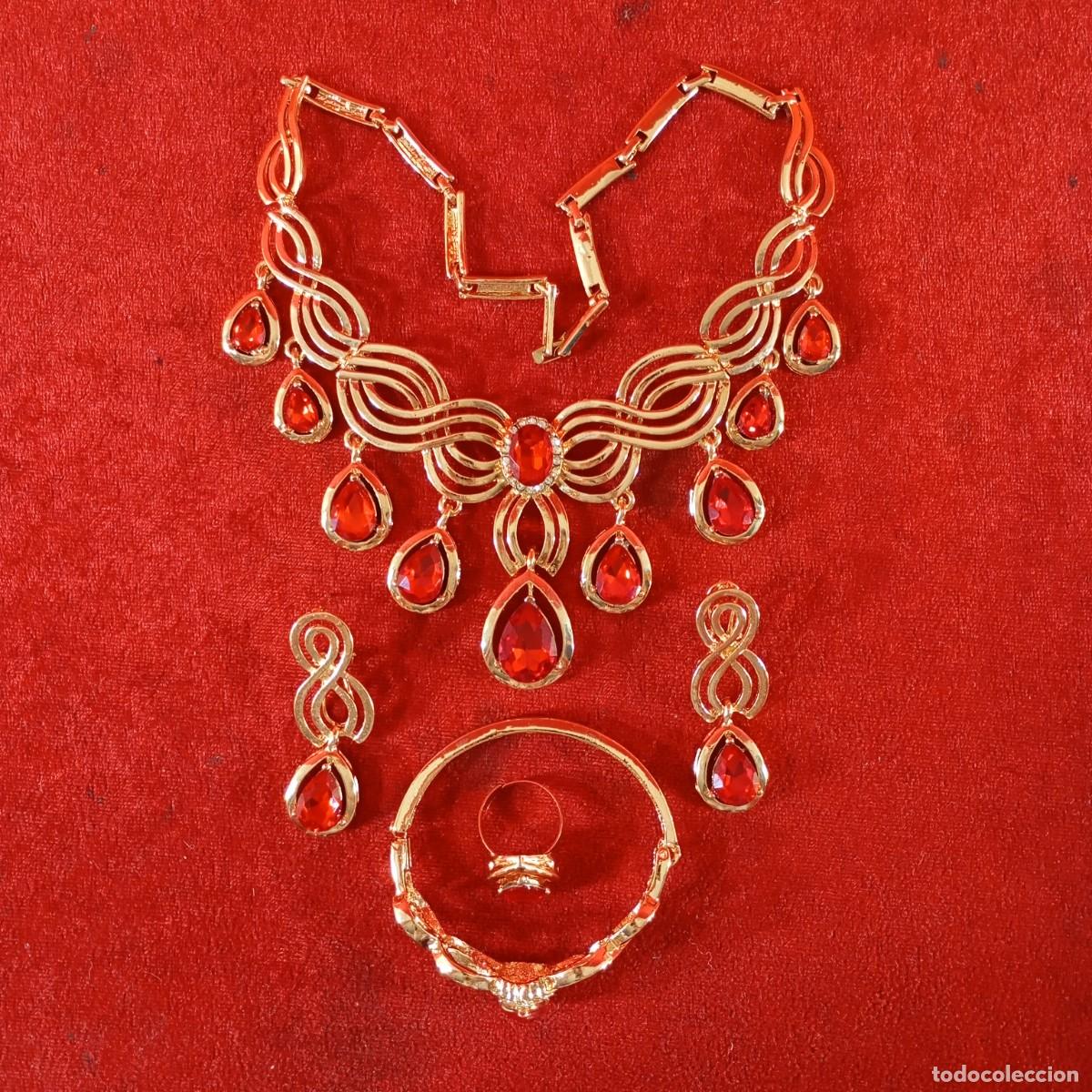 Vintage: CONJUNTO DE JOYAS VINTAGE - ESTILO GARGANTILLA - CRISTALES ROJOS EN CORTE LAGRIMA - DORADO - 24