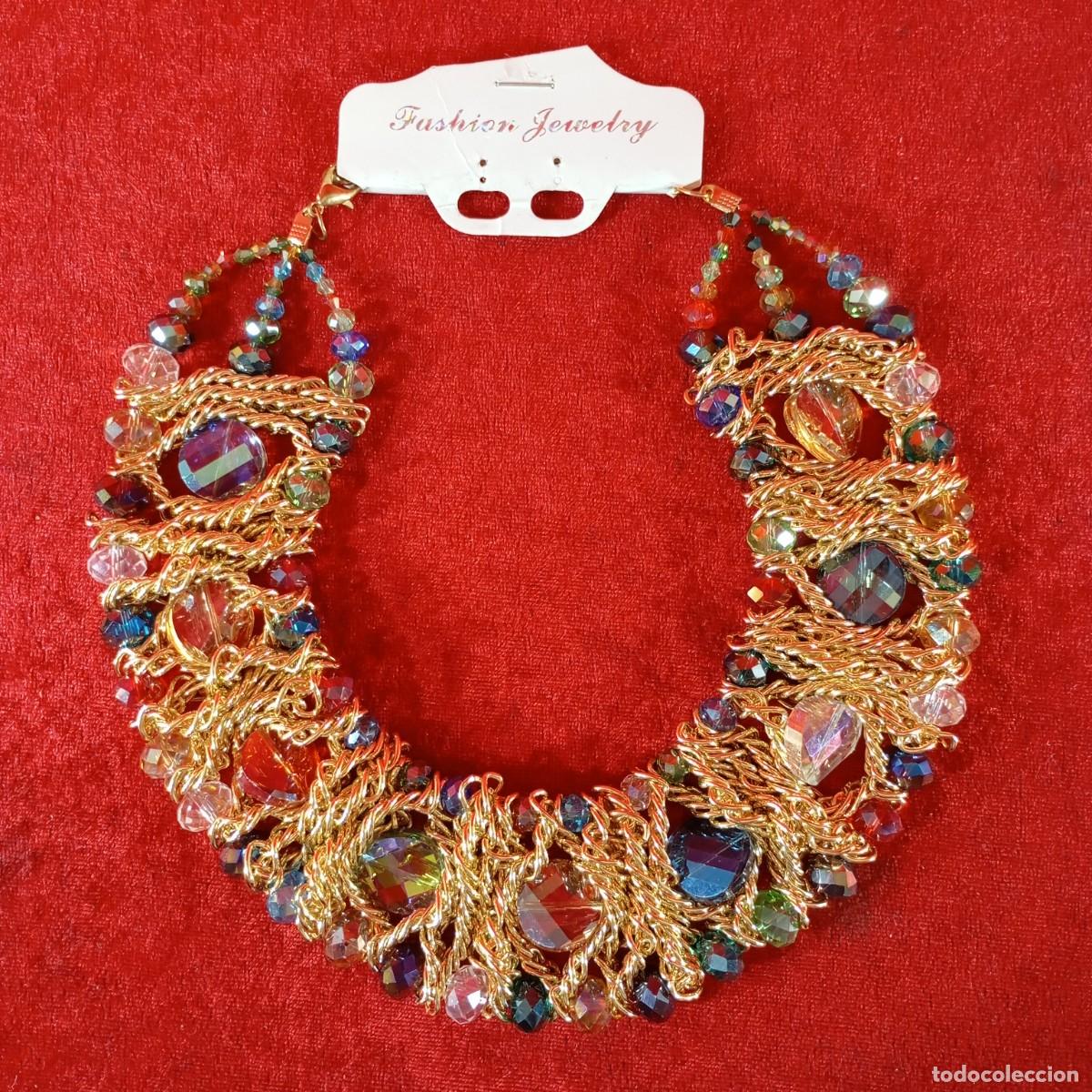 Vintage: COLLAR VINTAGE - TIPO BOHEMIO - DORADO - CON APLIQUES DE CRISTALES DE COLORES - 28