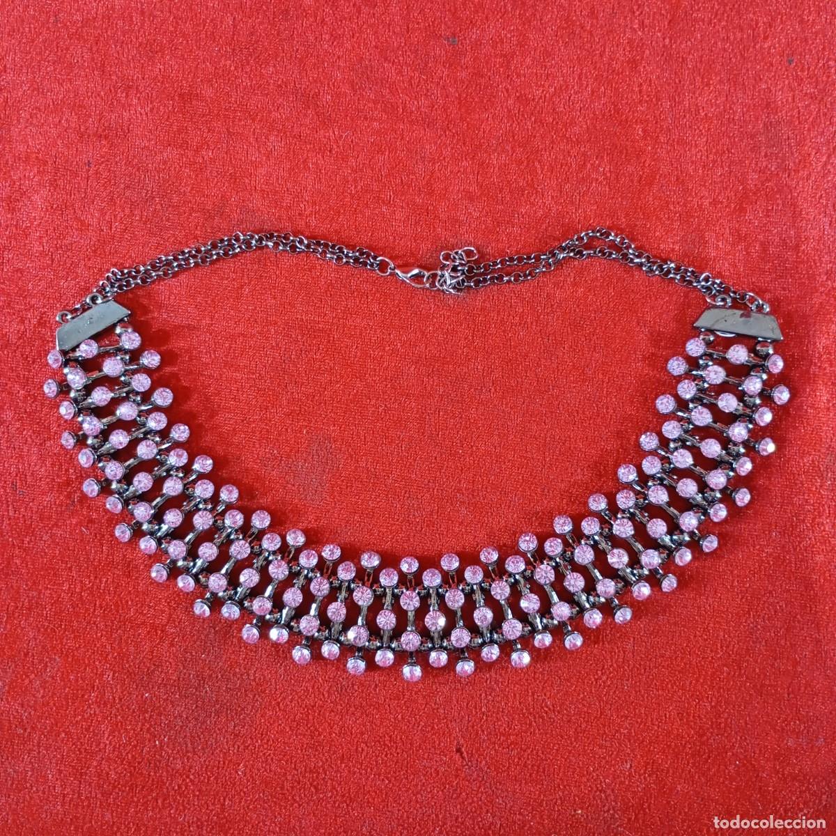 Vintage: COLLAR VINTAGE - ESTILO GARGANTILLA - ASIM&Eacute;TRICO - COLOR PLATINO - APLIQUES DE CRISTALES ROSAS - 32