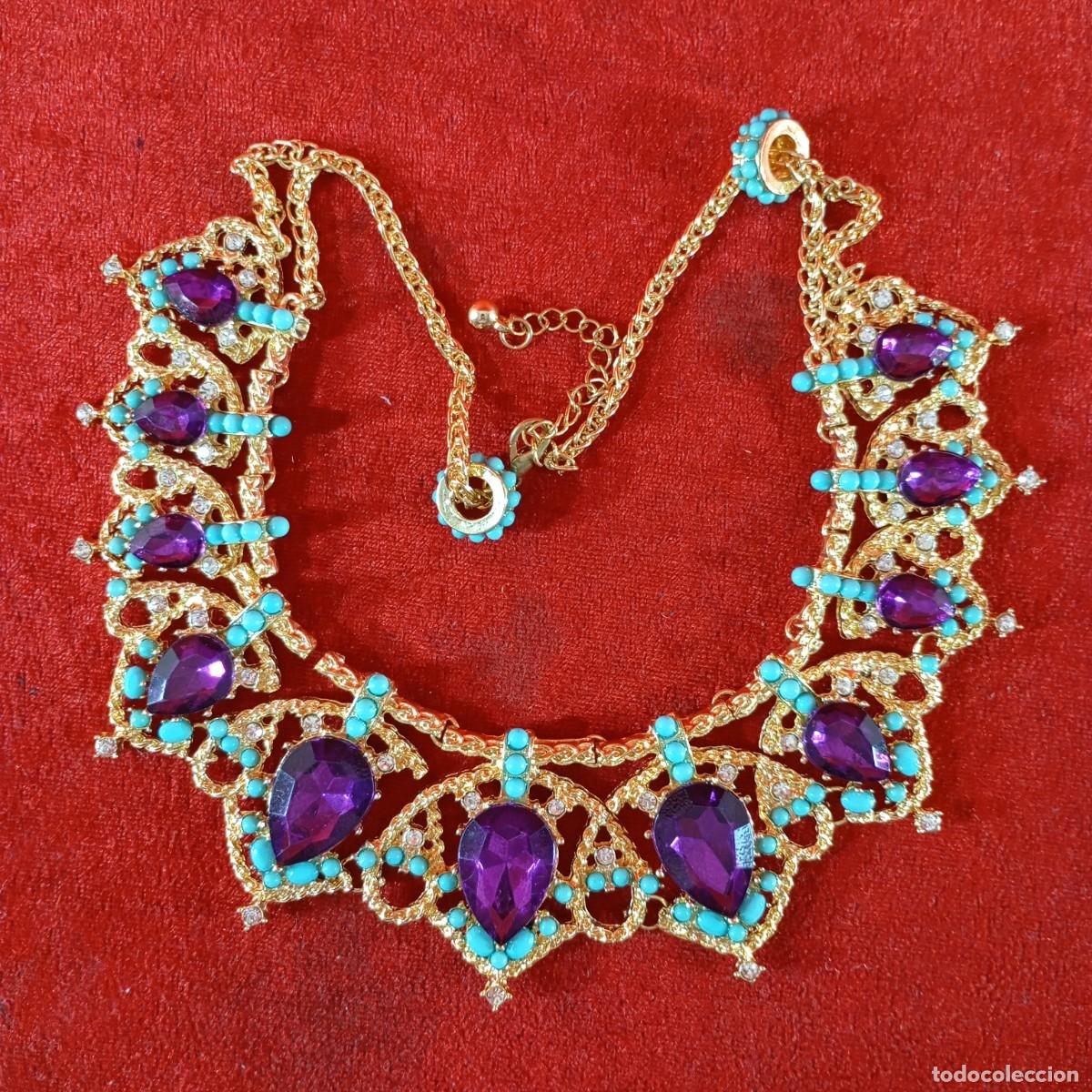 Vintage: COLLAR VINTAGE - ESTILO IMPERIAL - CRISTALES MORADOS EN CORTE LAGRIMA - COLOR ORO METALICO - 33