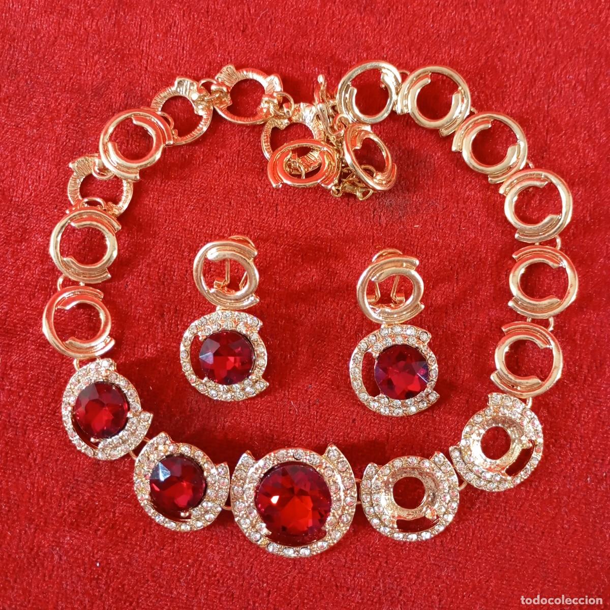 Vintage: CONJUNTO VINTAGE - ESTILO GARGANTILLA - DISE&Ntilde;O ASIM&Eacute;TRICO DORADO - APLIQUES DE CRISTALES ROJOS - 08
