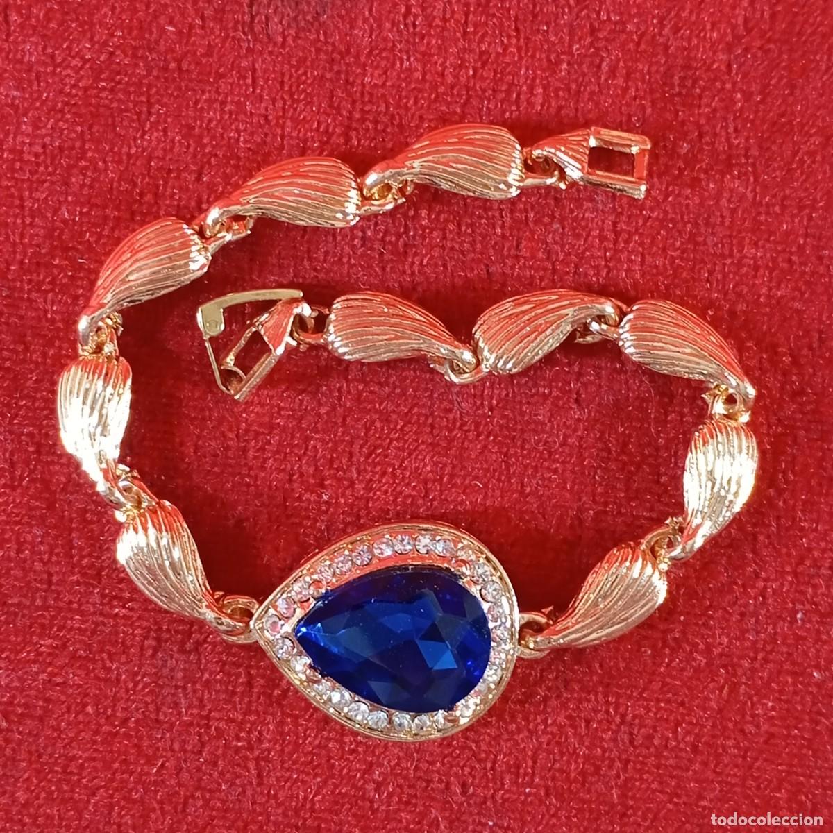 Vintage: PULSERA DORADA VINTAGE - CON APLIQUES DE CRISTALES - PIEDRA AZUL EN CORTE LAGRIMA - DORADA - 19