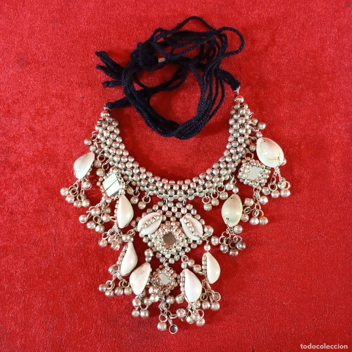 Vintage: COLLAR VINTAGE - ESTILO BOHEMIO - CON APLIQUES DE CONCHAS DE CAURI Y CUENTAS PLATEADAS - 26