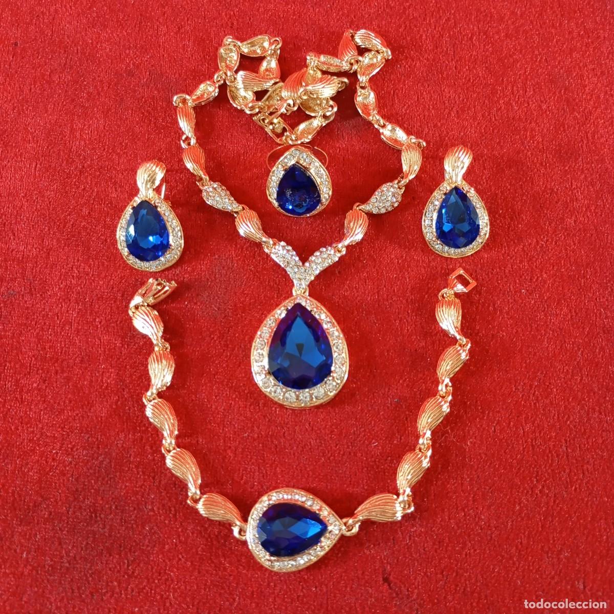 Vintage: SET VINTAGE - CON APLIQUES DE CRISTALES - PIEDRA AZUL EN CORTE LAGRIMA - DORADA - 27