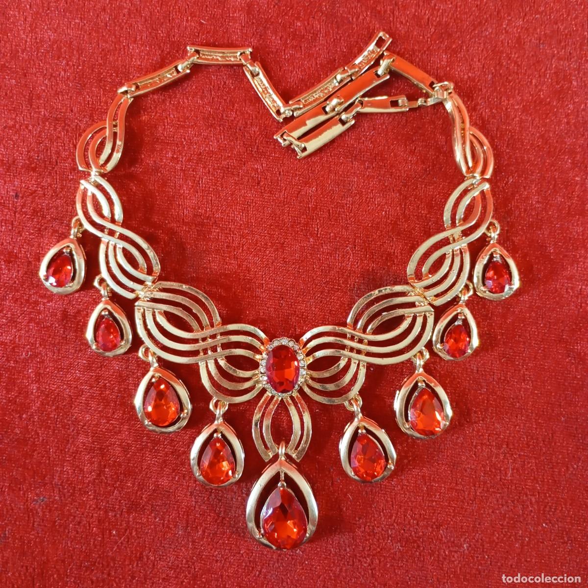Vintage: COLLAR VINTAGE - ESTILO GARGANTILLA - DORADO - PIEDRAS ROJAS EN CORTE LAGRIMA - 34