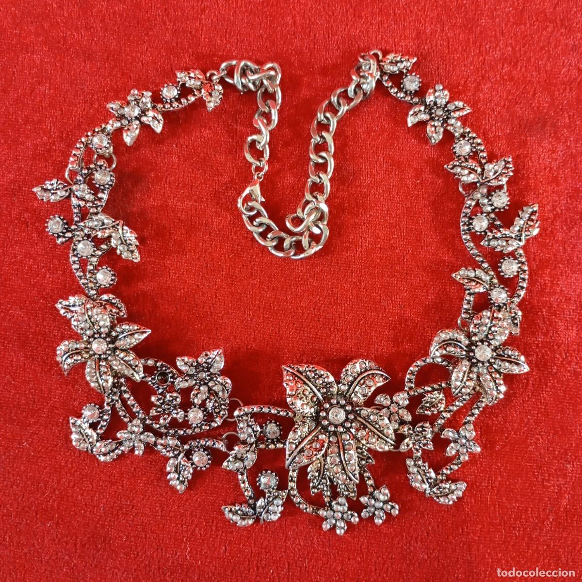 Vintage: COLLAR VINTAGE - ESTILO GARGANTILLA - DISE&Ntilde;O ASIM&Eacute;TRICO PLATINO - APLIQUES DE CRISTALES - 35